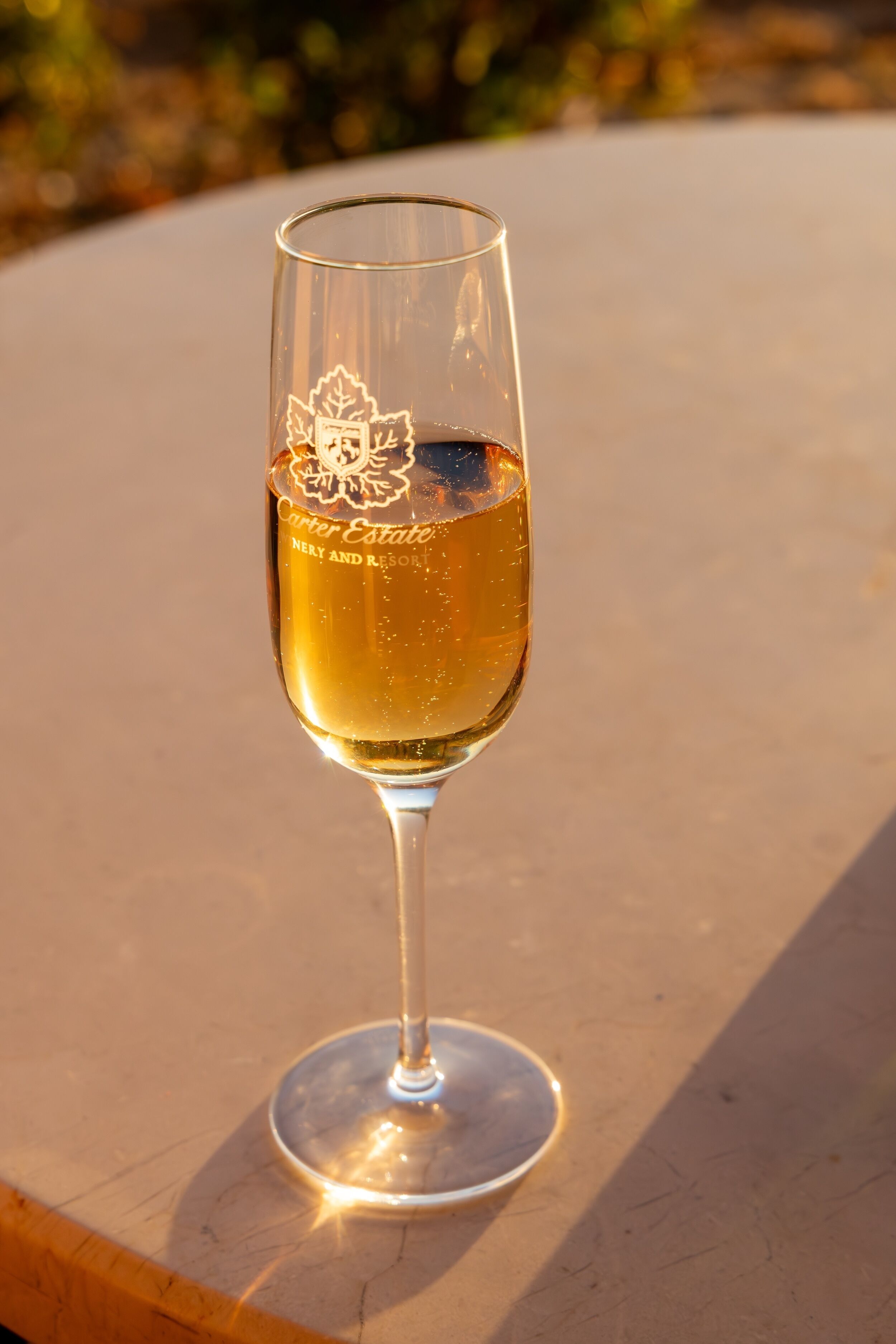 Una copa de vino sobre una mesa.