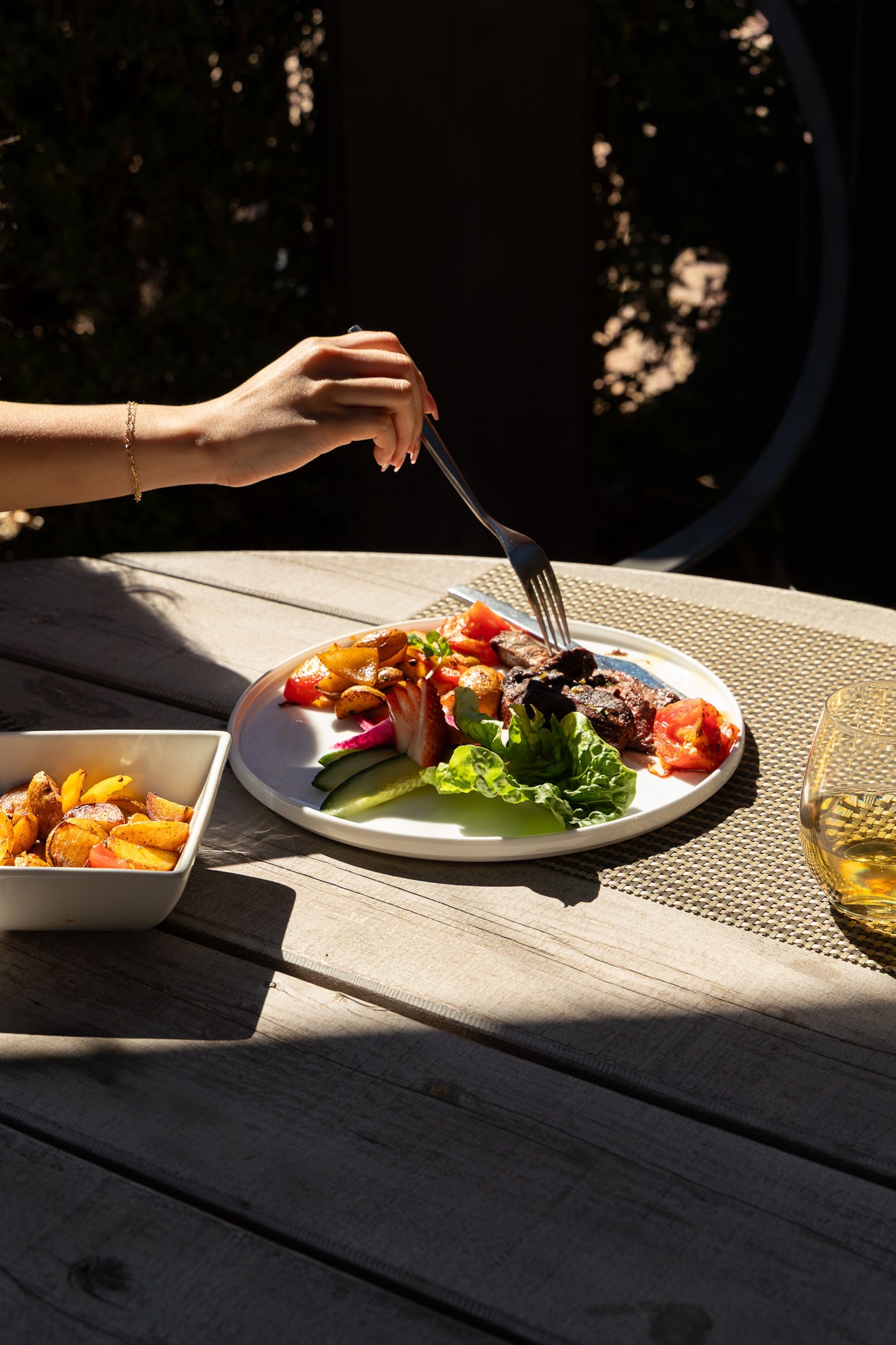 Un repas servi sur une table en bois, avec une fourchette et un couteau.