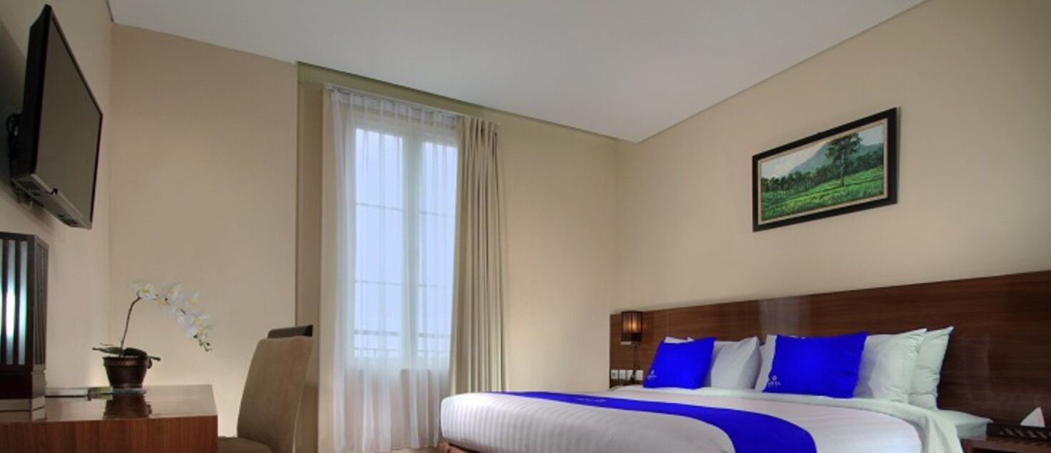 Premium bedding, in-room safe, desk, blackout drapes