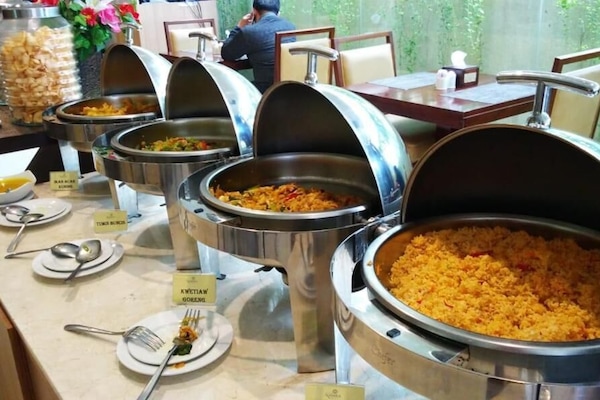 Se sirven desayunos, cenas y cocina indonesia