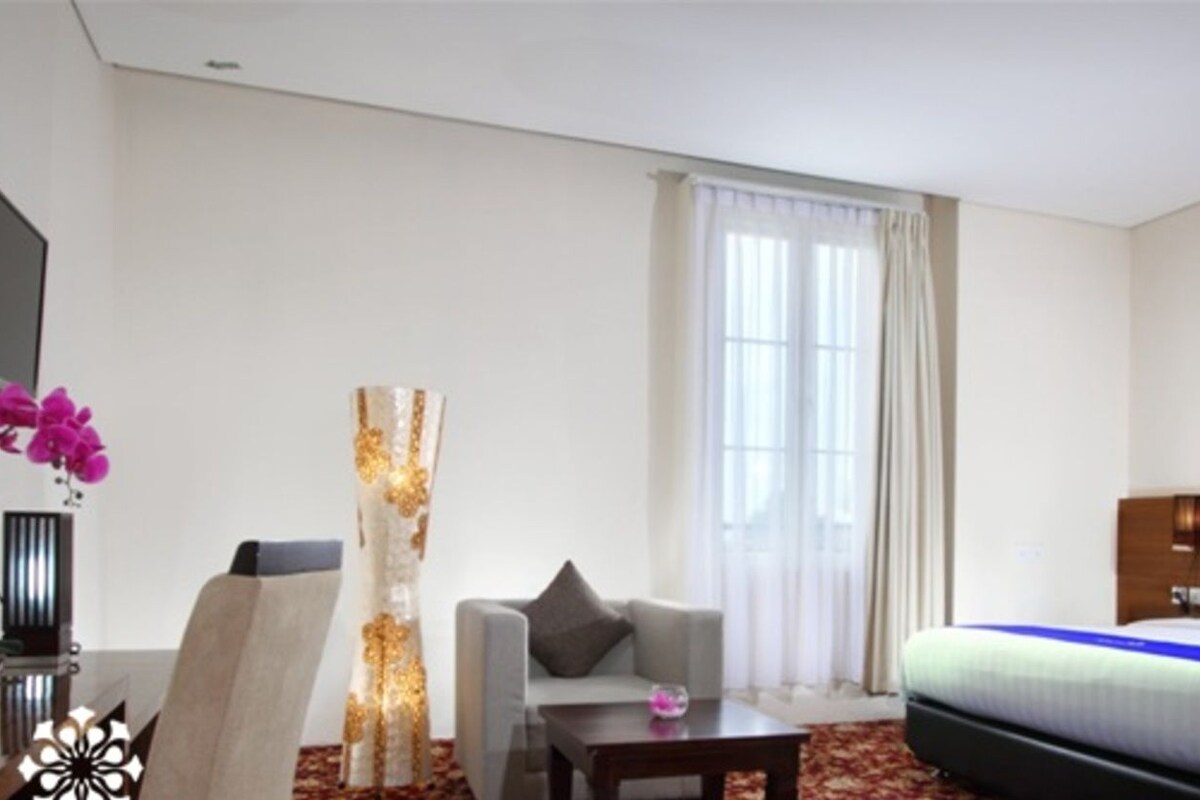 Premium bedding, in-room safe, desk, blackout drapes
