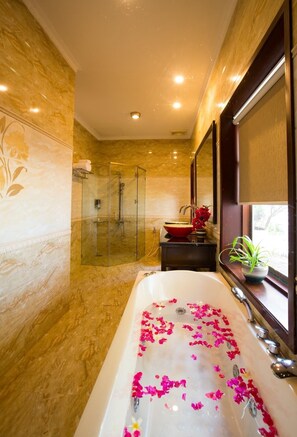 Luxury Suite, Ocean View | Bathroom