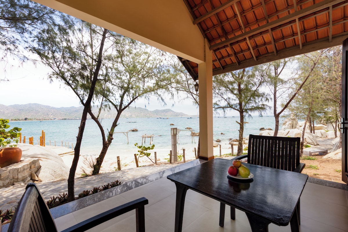 Studio Suite, Beach View | Peralatan tempat tidur premium, bar mini, peti besi dalam bilik, meja 