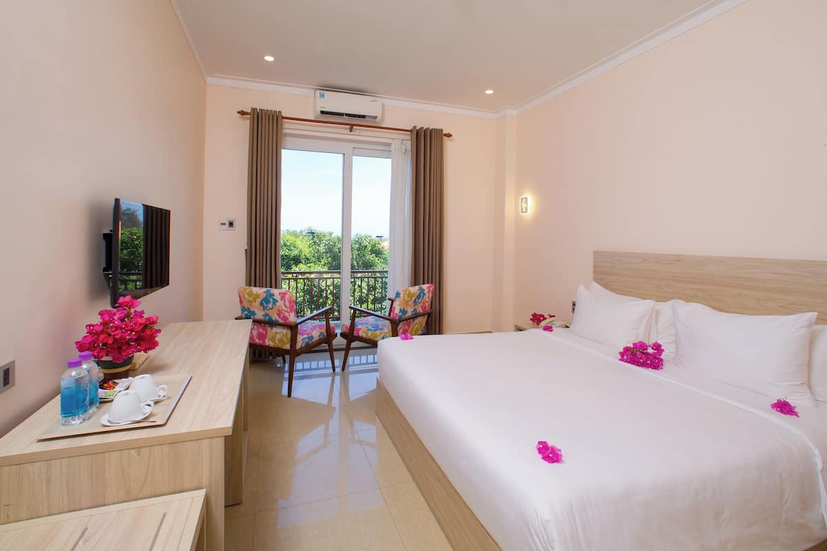 Superior Double Room, Garden View | Premium bedding, minibar, in-room safe, desk
