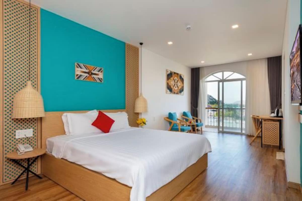 Roupas de cama premium, frigobar, cofres nos quartos, escrivaninha