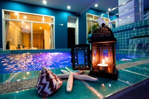 Majoituspaikan julkisivu illalla/yöllä