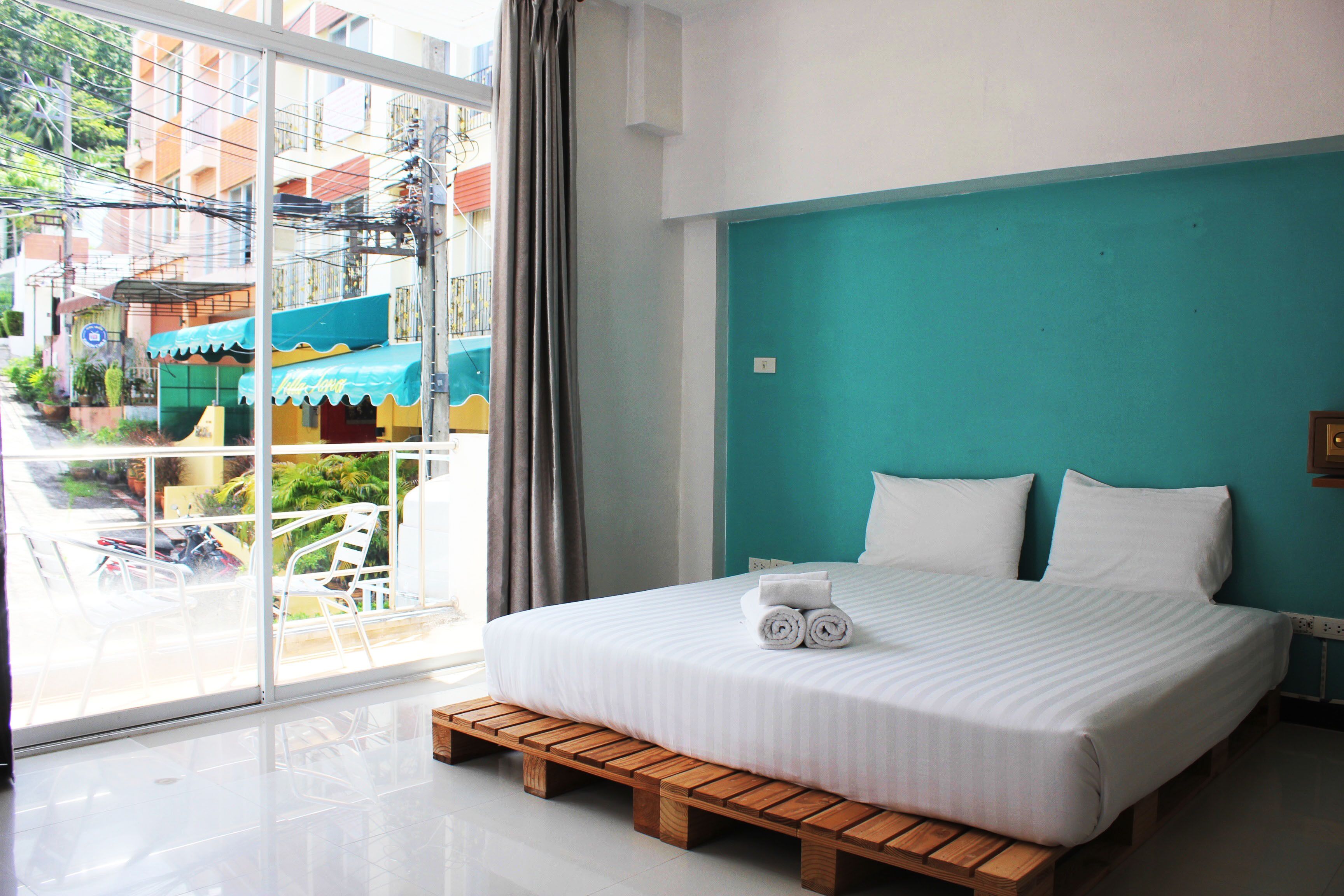 Basic Room, 1 Queen Bed, Non Smoking, Mountain View | Hypo-allergenic bedding, in-room safe, blackout drapes, free WiFi