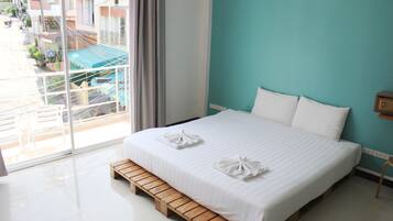 Basic Room, 1 Queen Bed, Non Smoking, Mountain View | 1 bedroom, hypo-allergenic bedding, in-room safe, blackout drapes