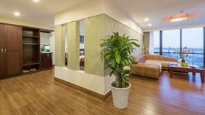 Suite | In-room safe, desk, soundproofing, WiFi (free) - Tan Binh Hotel (Dong Hoi)