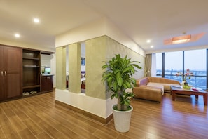 Suite | In-room safe, desk, soundproofing, free WiFi
