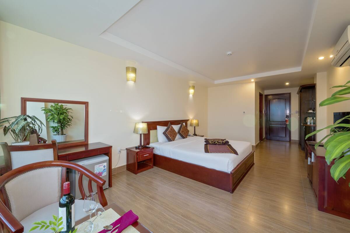 Deluxe Double Room, River View | In-room safe, desk, soundproofing, WiFi (free)