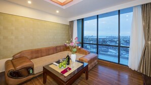 Suite | In-room safe, desk, soundproofing, WiFi (free) - Tan Binh Hotel (Dong Hoi)