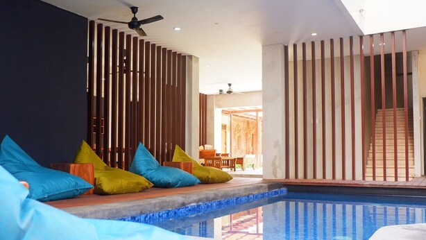 Una piscina al aire libre
