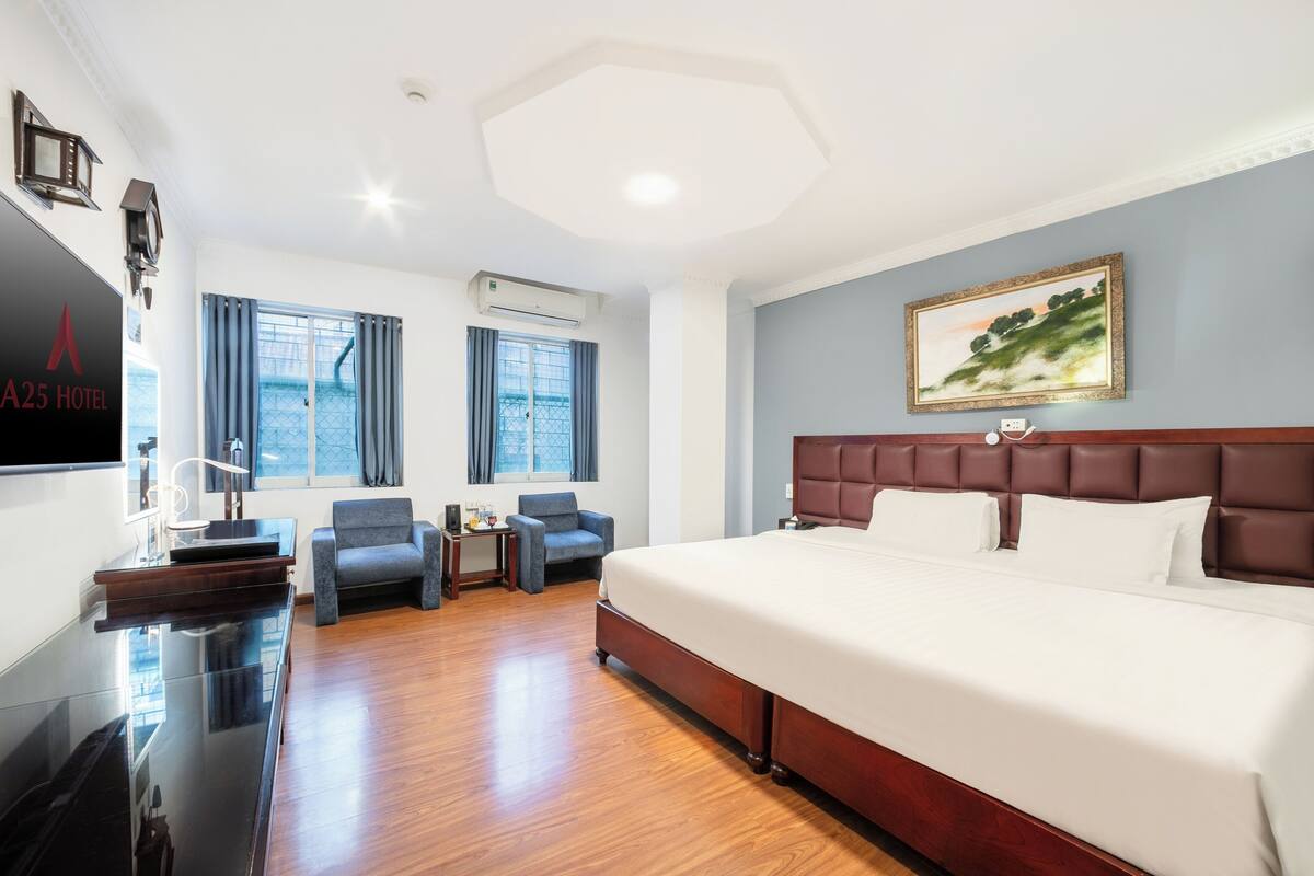 Deluxe Suite Twin | Minibaari, tallelokero huoneessa, pimennysverhot, silitysrauta/-lauta