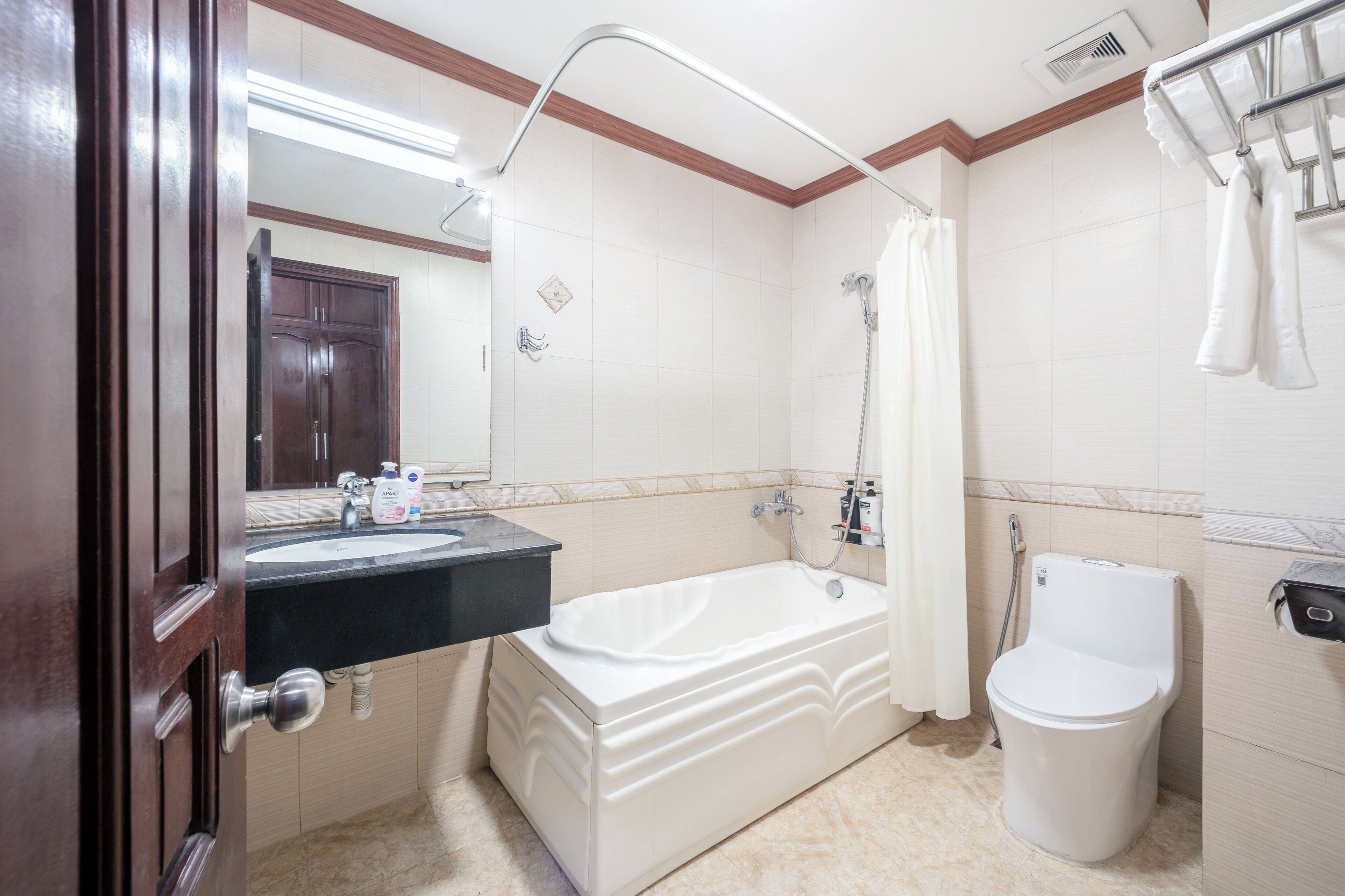 高級雙人房 | 浴室 | 淋浴設備、免費梳洗用品、風筒、浴袍