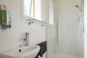 Suite – deluxe, 1 soverom | Bad | Dusj, hårføner og håndklær