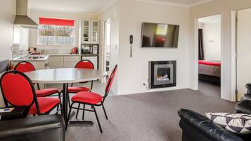 1 室のベッドルーム、高級寝具、アイロン / アイロン台、WiFi (無料)