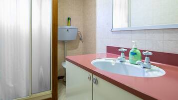 Standard Suite, Multiple Bedrooms, Non Smoking, Kitchenette (Upstairs) | Bathroom | Shower, hair dryer, towels