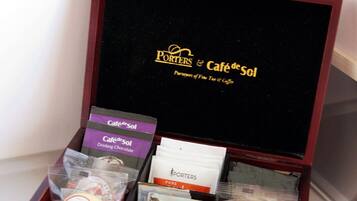Una caja de regalo con interior negro y el logotipo que dice "Porters & Café de Sol".