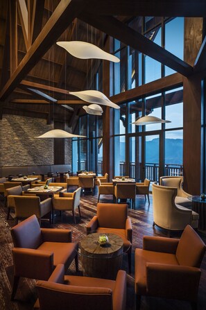 2 bars/lounges, lobby lounge - Park Chalet, Shahdag, Autograph Collection (Qusar)