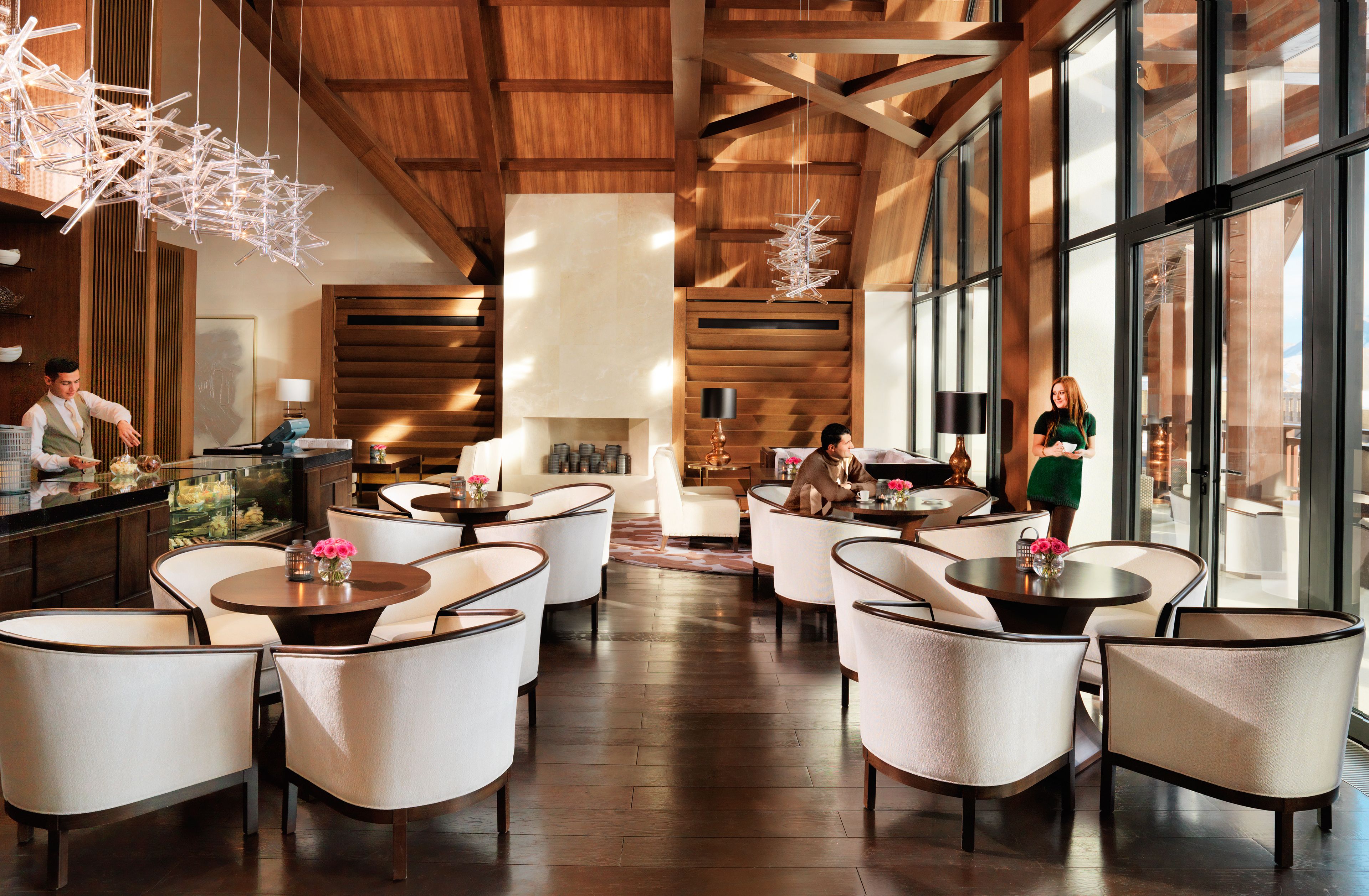 2 bars/lounges, lobby lounge