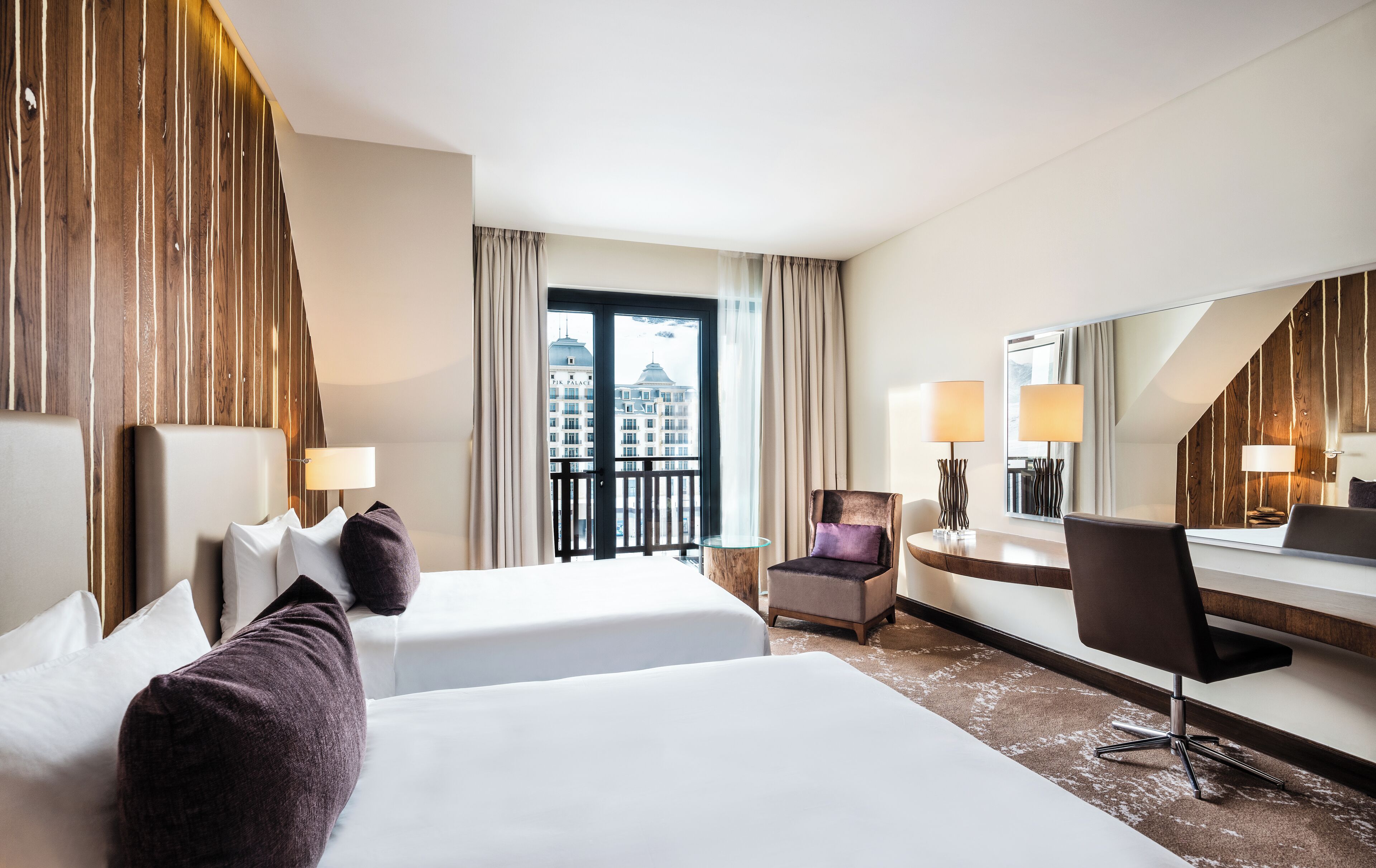 Kamar Deluks, 2 Tempat Tidur Twin | Seprai antialergi, minibar, brankas, dan meja kerja