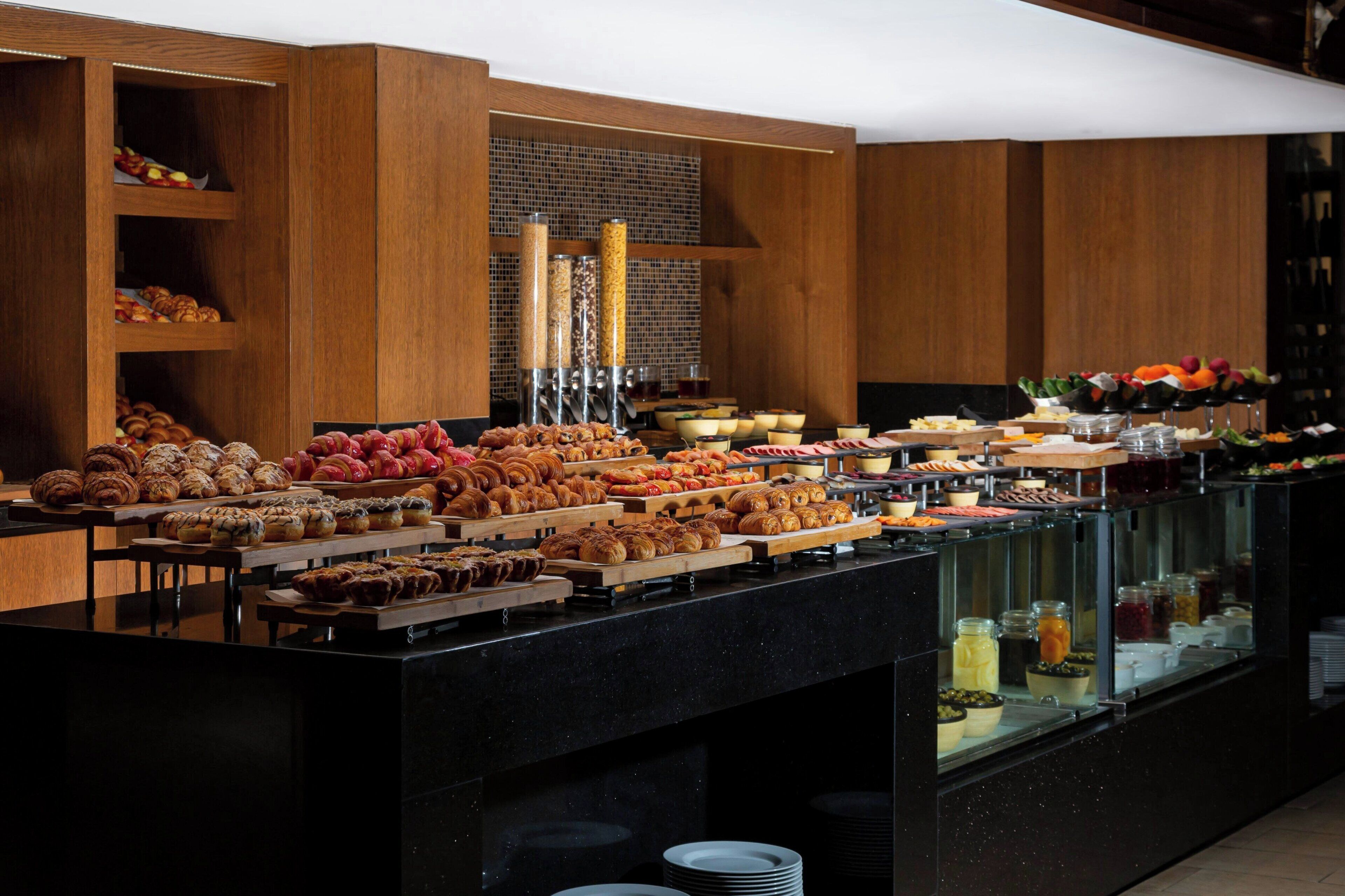 Un buffet con diversi cibi e interni in legno.