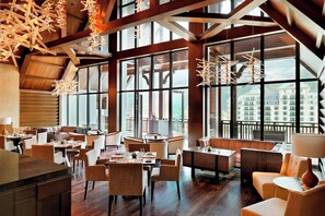 2 bars/lounges, lobby lounge - Park Chalet, Shahdag, Autograph Collection (Qusar)