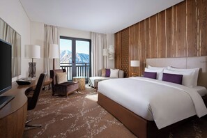 Rom – deluxe, 1 kingsize-seng (Balcony) | Allergitestet sengetøy, minibar, safe på rommet og skrivebord