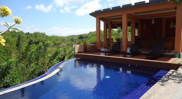 حمّام سباحة خارجي