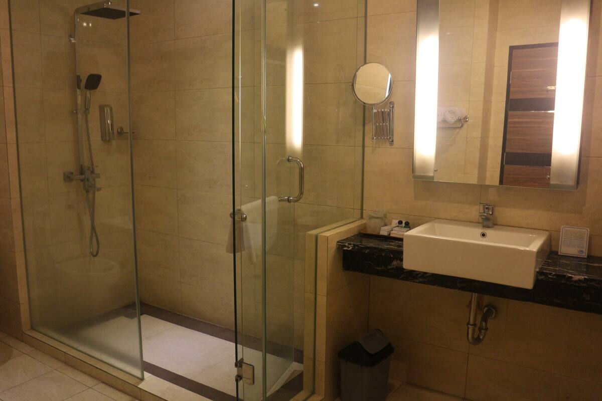 Ducha, artículos de tocador gratuitos, toallas