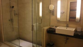 Shower, free toiletries, towels