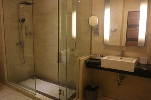 Douche, articles de toilette gratuits, serviettes fournies