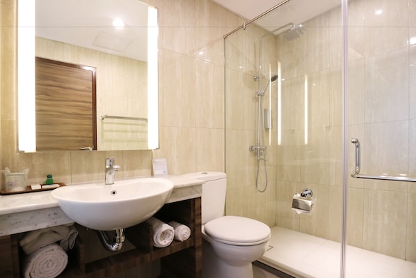Douche, articles de toilette gratuits, serviettes fournies