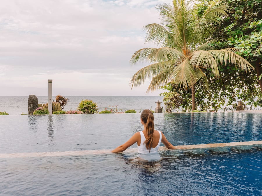 2 utomhuspooler, parasoller och solstolar