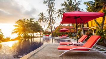 2 piscines extérieures, parasols de plage, chaises longues