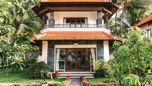 A two-story building with a tiled roof, large windows, and a balcony. - Bondalem Beach Club (Tejakula)