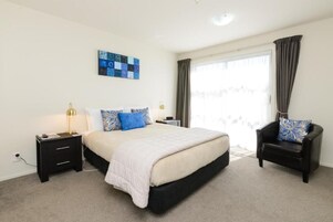 Standard Studio, Kitchenette (Queen Studio Unit) | Soundproofing, iron/ironing board, free WiFi, bed sheets