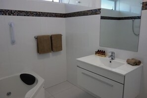 Combined shower/bathtub, jetted bath, free toiletries, hair dryer - Parakai Springs Lodge (Helensville)