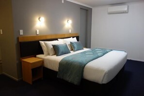Rollaway beds, free WiFi, bed sheets - Parakai Springs Lodge (Helensville)