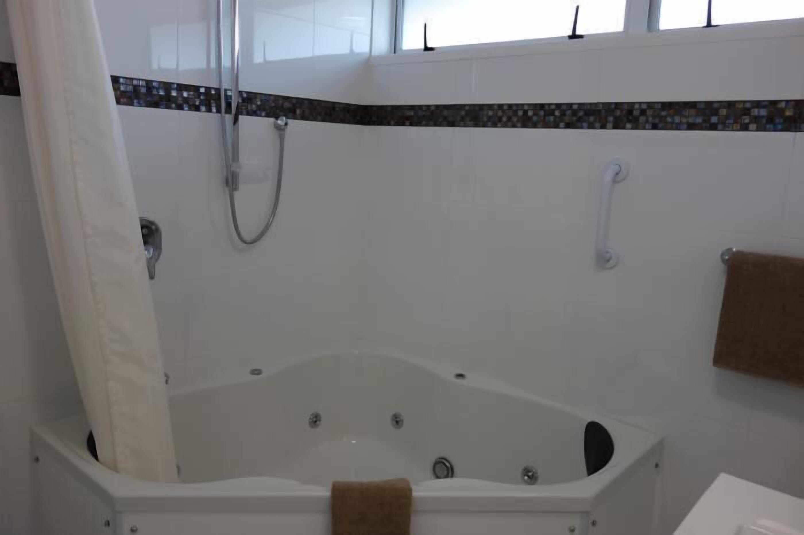 Deep soaking bathtub