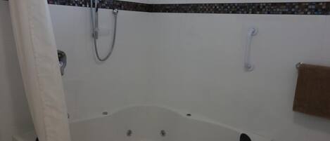 Deep soaking bathtub