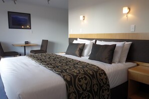 Rollaway beds, free WiFi, bed sheets - Parakai Springs Lodge (Helensville)