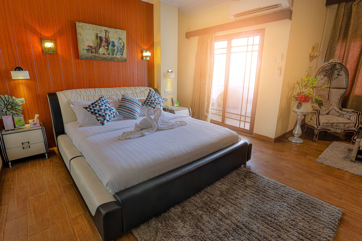Deluxe-Suite, Stadtblick | Minibar, Zimmersafe, Schreibtisch, Verdunkelungsvorhänge