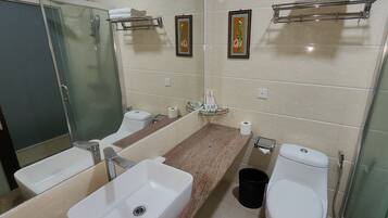 Family Room (King Bed and Single Bed) | Bathroom | Shower, rainfall showerhead, free toiletries, hair dryer