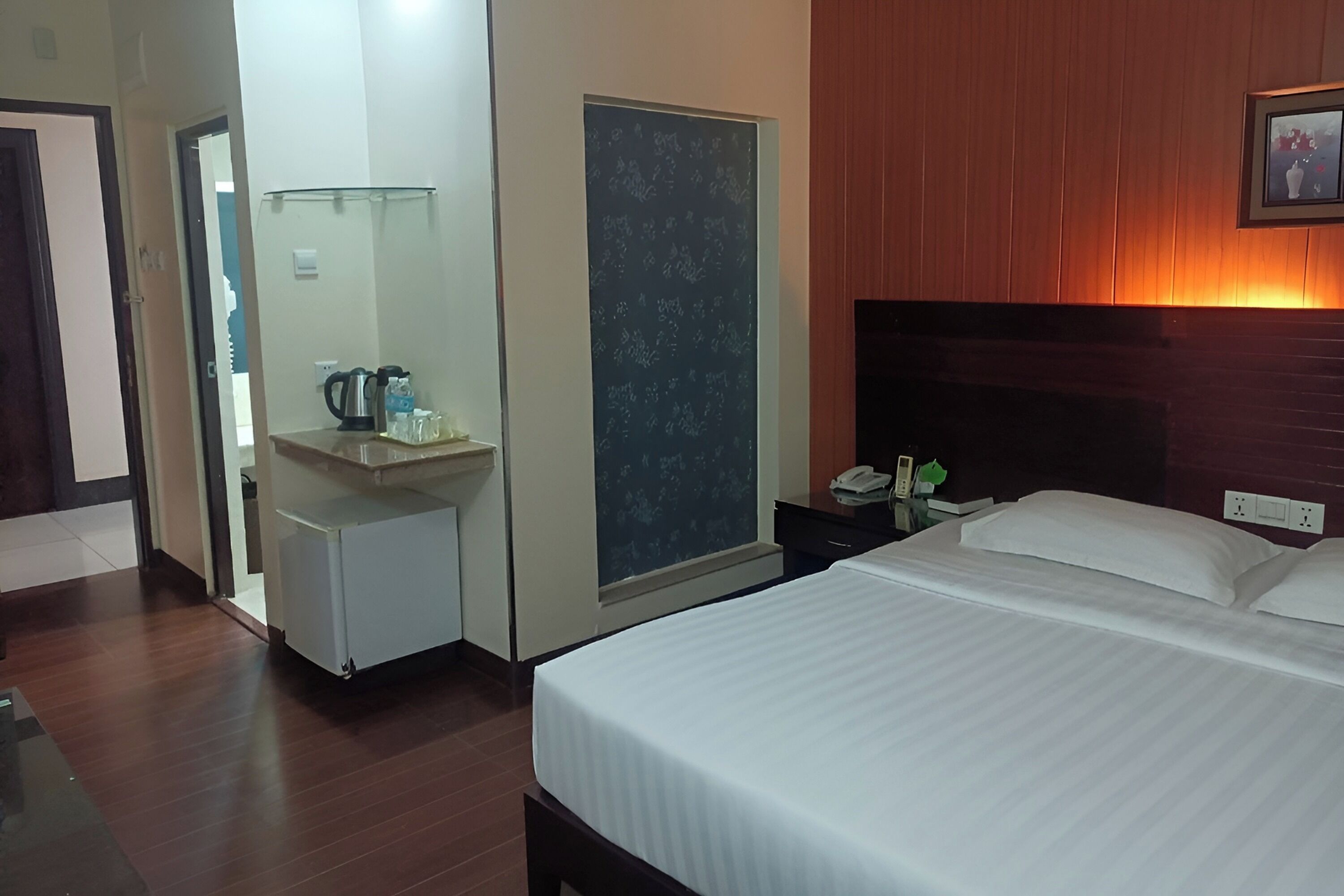 Standard Economy King Room | Minibar, desk, blackout curtains, rollaway beds