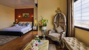 Suite – deluxe, byutsikt | Minibar, skrivebord, blendingsgardiner og wi-fi (inkludert)