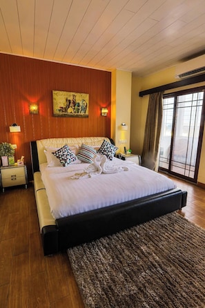 Deluxe-Suite, Stadtblick | Minibar, Schreibtisch, Verdunkelungsvorhänge, kostenloses WLAN