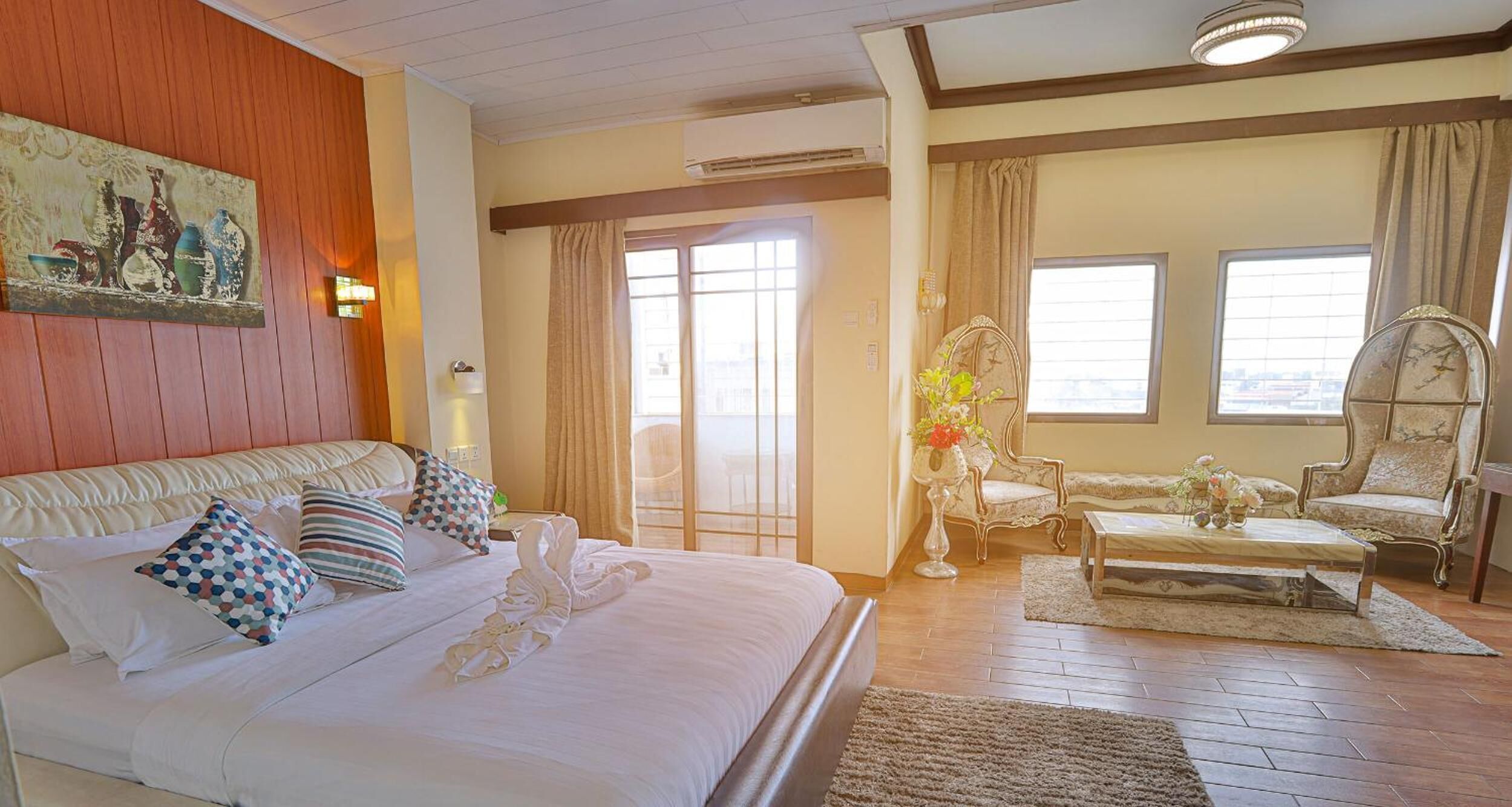 Minibar, coffres-forts dans les chambres, bureau, rideaux occultants