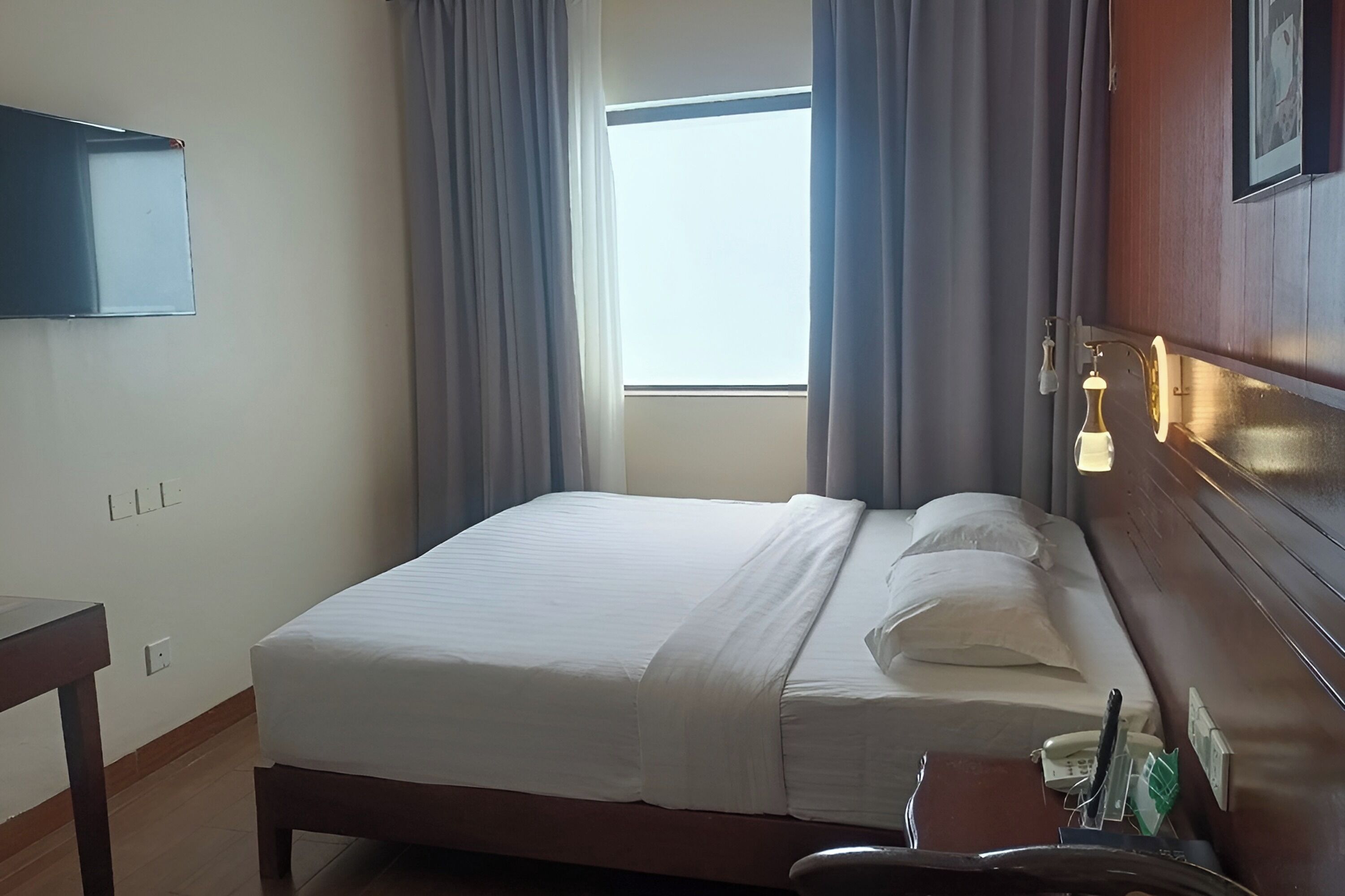 Deluxe Standard Room | Minibar, desk, blackout curtains, rollaway beds